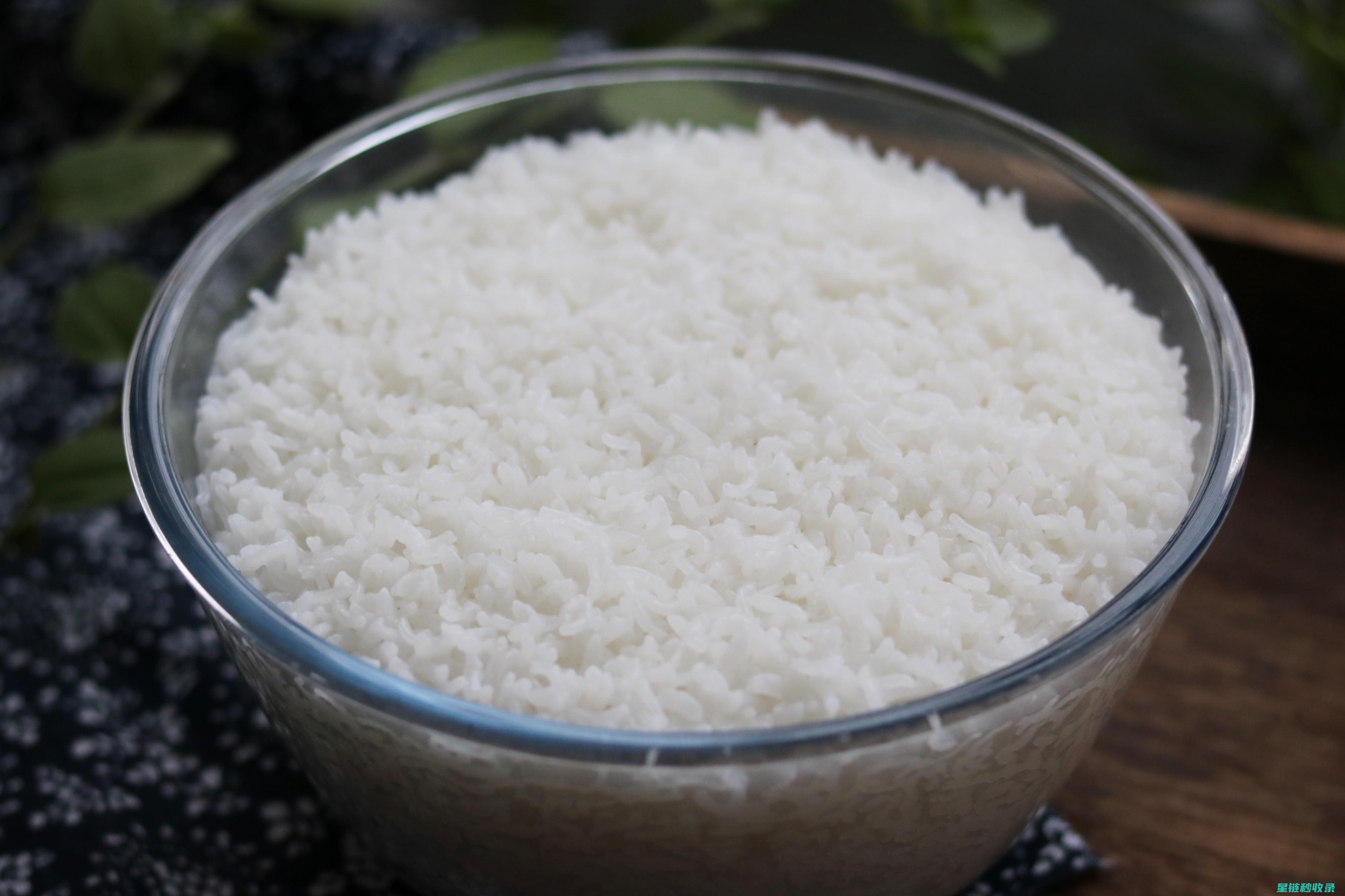 松软米饭的制胜法宝：泡米与水量的黄金比例 (松软米饭的制作方法)