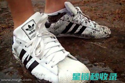 雨鞋变脏了？这些清洁方法能让你爱不释手 (雨鞋脏了用什么洗)